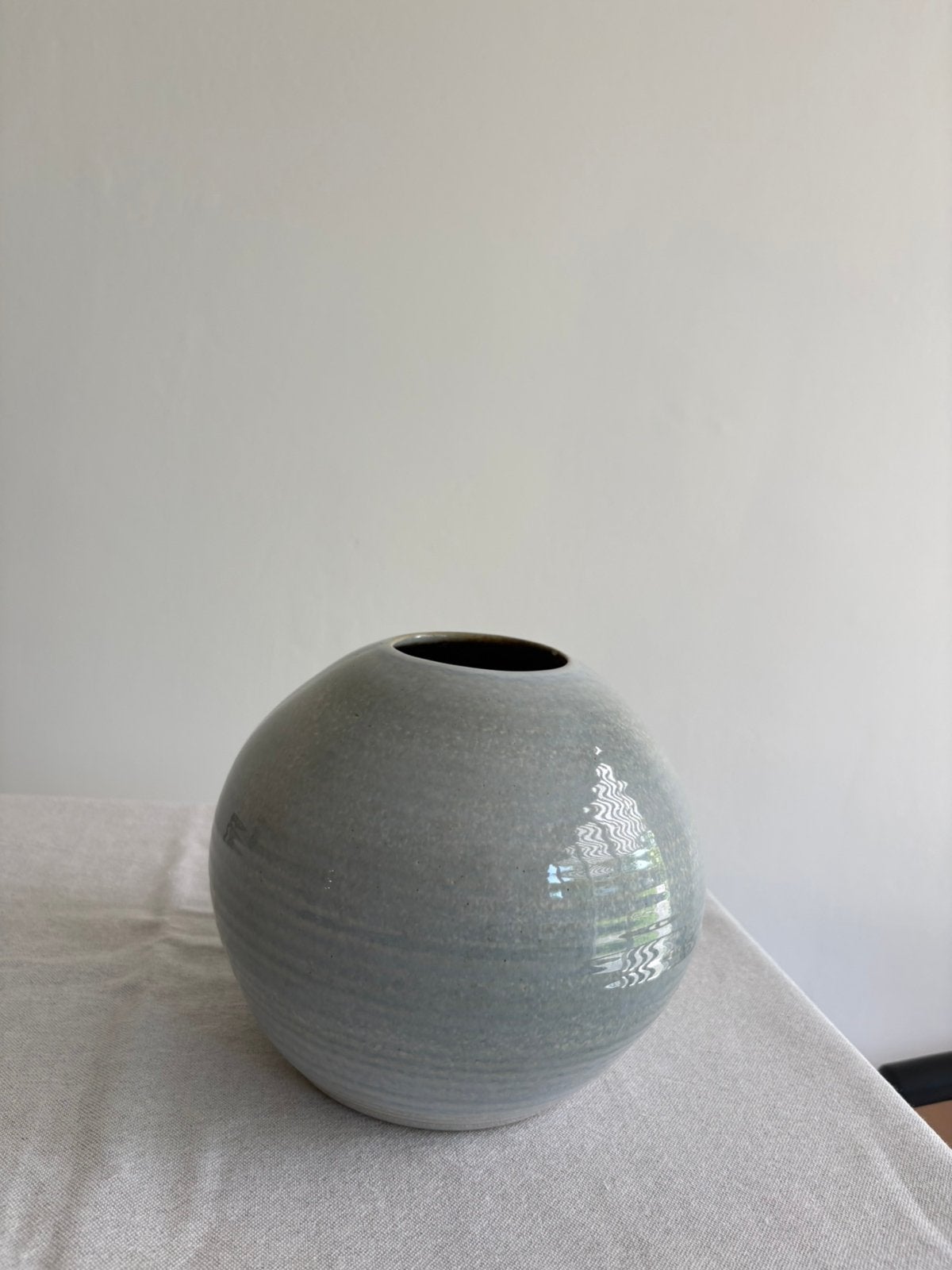 Vintage ceramic blauw grijzige ribbel textuur ronde vaas, Ophalen of Verzenden, Zo goed als nieuw, Blauw