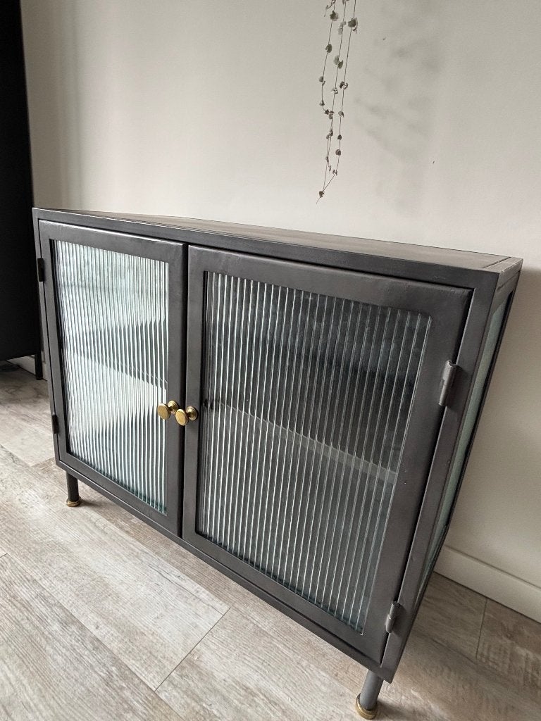 Metalen vitrinekast Loods5 ‘Jimmy’ ribbelglas zwart, Ophalen, Gebruikt