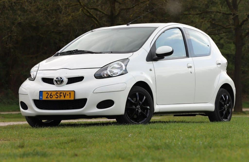 Toyota Aygo 1.0 12V Vvt-i 5DRS 2011 Wit, Voorwielaandrijving, Stof, Zwart, 4 stoelen