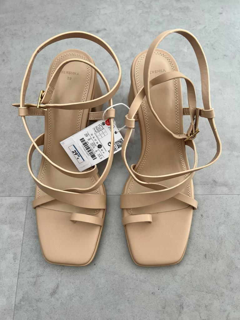 Bershka damesschoenen helemaalnieuw maat 39, Bruin, Nieuw, Sandalen of Muiltjes, Ophalen of Verzenden