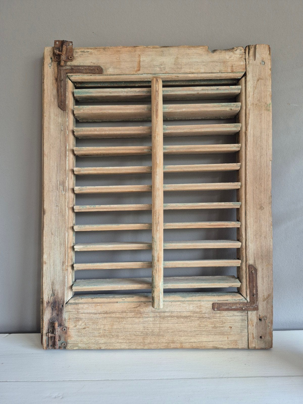 Antieke houten luik met roestige sluiting, Ophalen of Verzenden