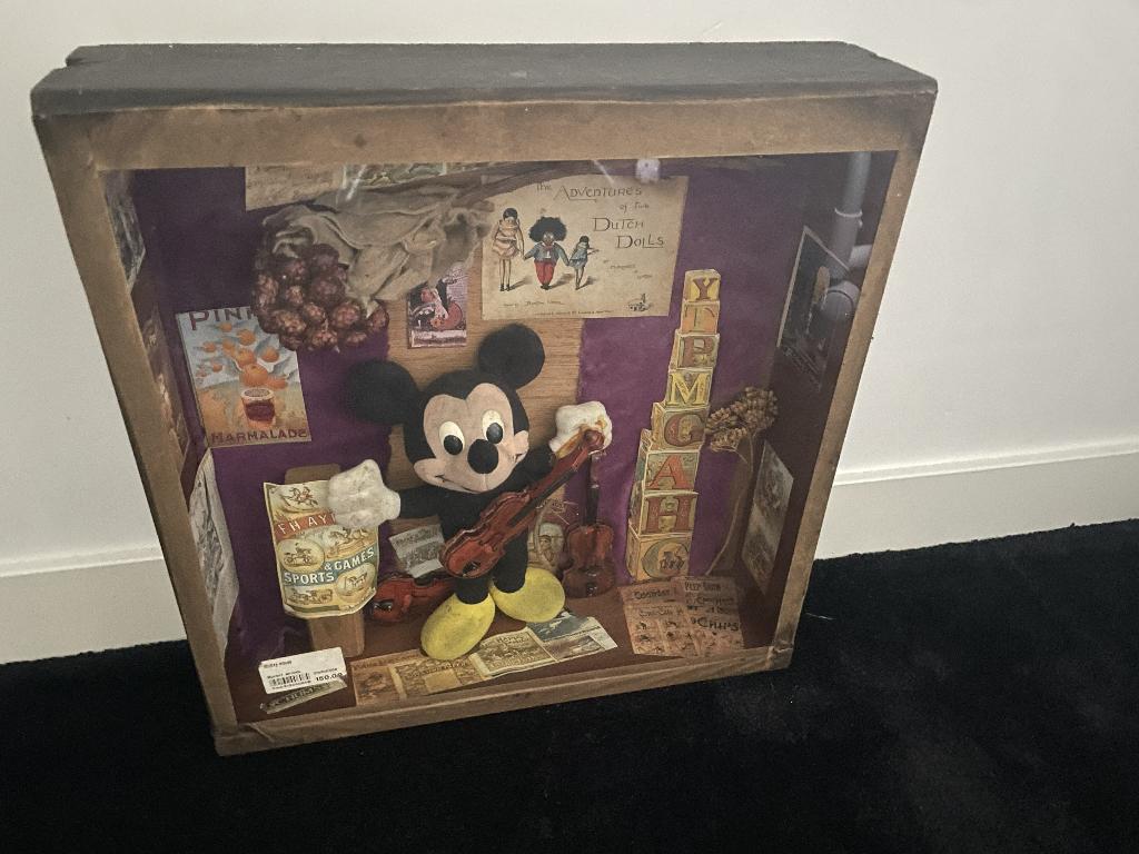 Mickey Mouse met gitaar in vitrine, Verzamelen, Ophalen of Verzenden, Mickey Mouse, Zo goed als nieuw, Beeldje of Figuurtje