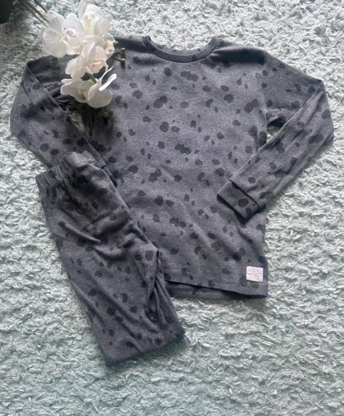 Leuke ribbel pyjama met vlekkenprint van Feetje, maat 128, Ophalen of Verzenden, Gebruikt, Meisje, Nacht- of Onderkleding