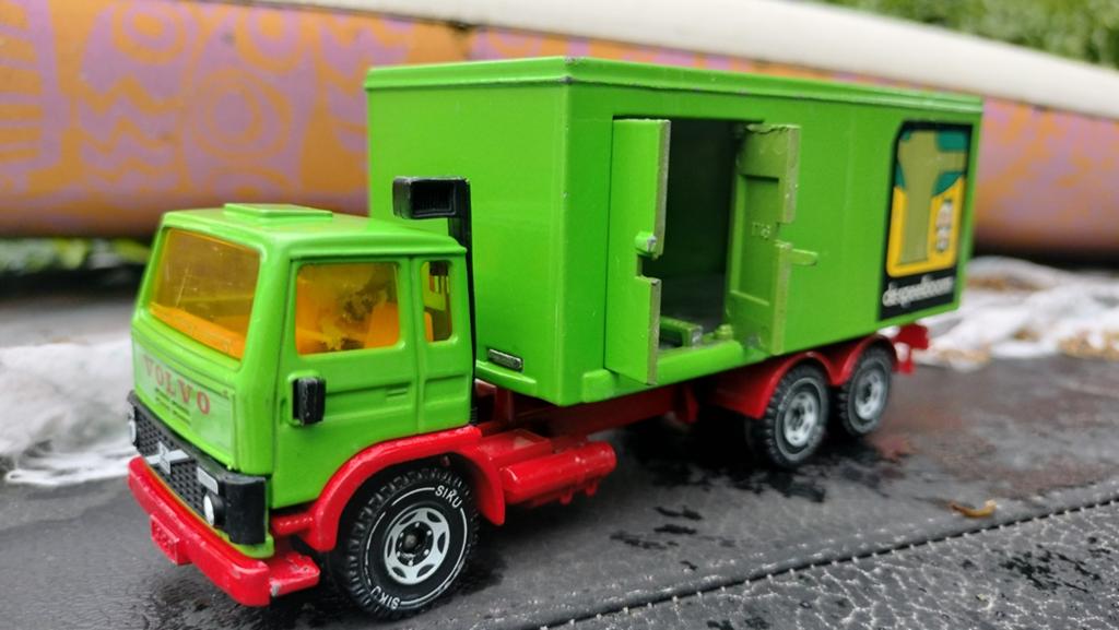 SIKU VOLVO bakwagen,speelboom, Hobby en Vrije tijd, Modelauto's | 1:43, Ophalen of Verzenden, Zo goed als nieuw, Bus of Vrachtwagen