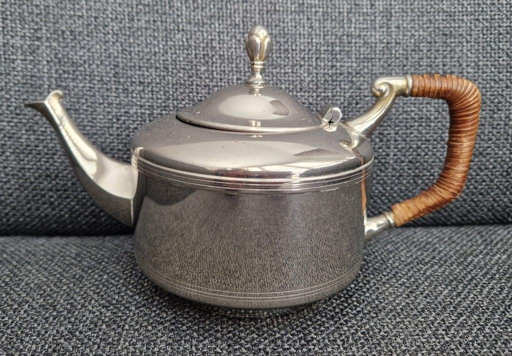 Antieke zilverkleurige theepot met rieten handvat, Antiek en Kunst, Antiek | Goud en Zilver, Ophalen of Verzenden