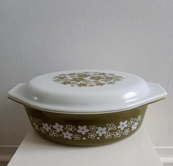 Prachtige vintage Pyrex schaal met groen wit bloem motief, Ophalen of Verzenden, Zo goed als nieuw, Overige merken, Groen