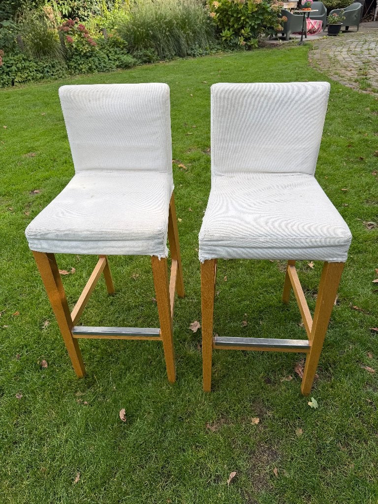 Set van 2 houten barkrukken met witte hoezen, Ophalen, Gebruikt, Met voetsteun, 60 tot 90 cm