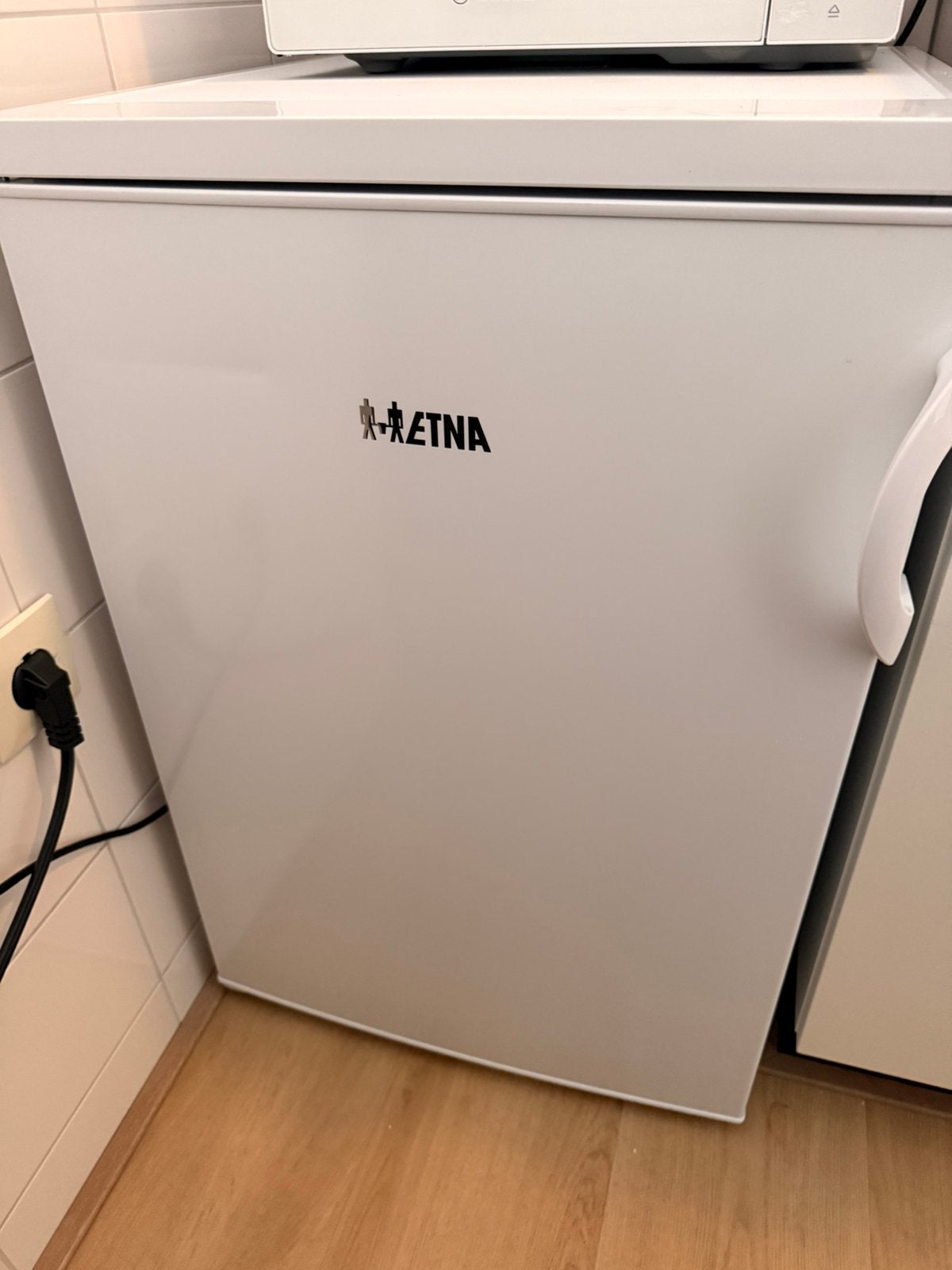 Aangeboden ijskast merk Etna, Witgoed en Apparatuur, Vriezers en Diepvrieskisten, Ophalen, Zo goed als nieuw, Minder dan 60 cm