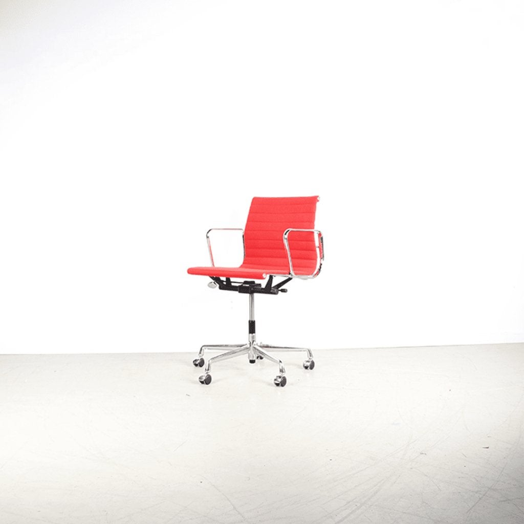 Vitra Eames EA 117 Bureaustoel Rood Hopsak - Chroom, Vitra, Zo goed als nieuw, Niet ingevuld, Niet ingevuld