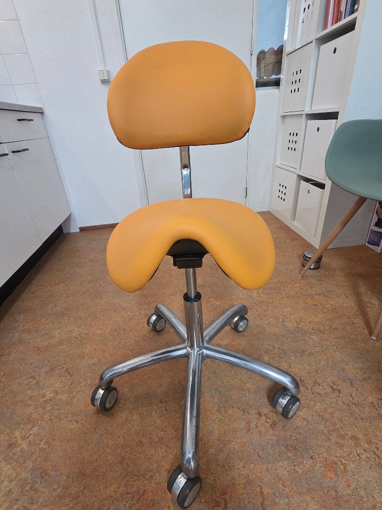 Tabouret met rugleuning, Ophalen, Zo goed als nieuw