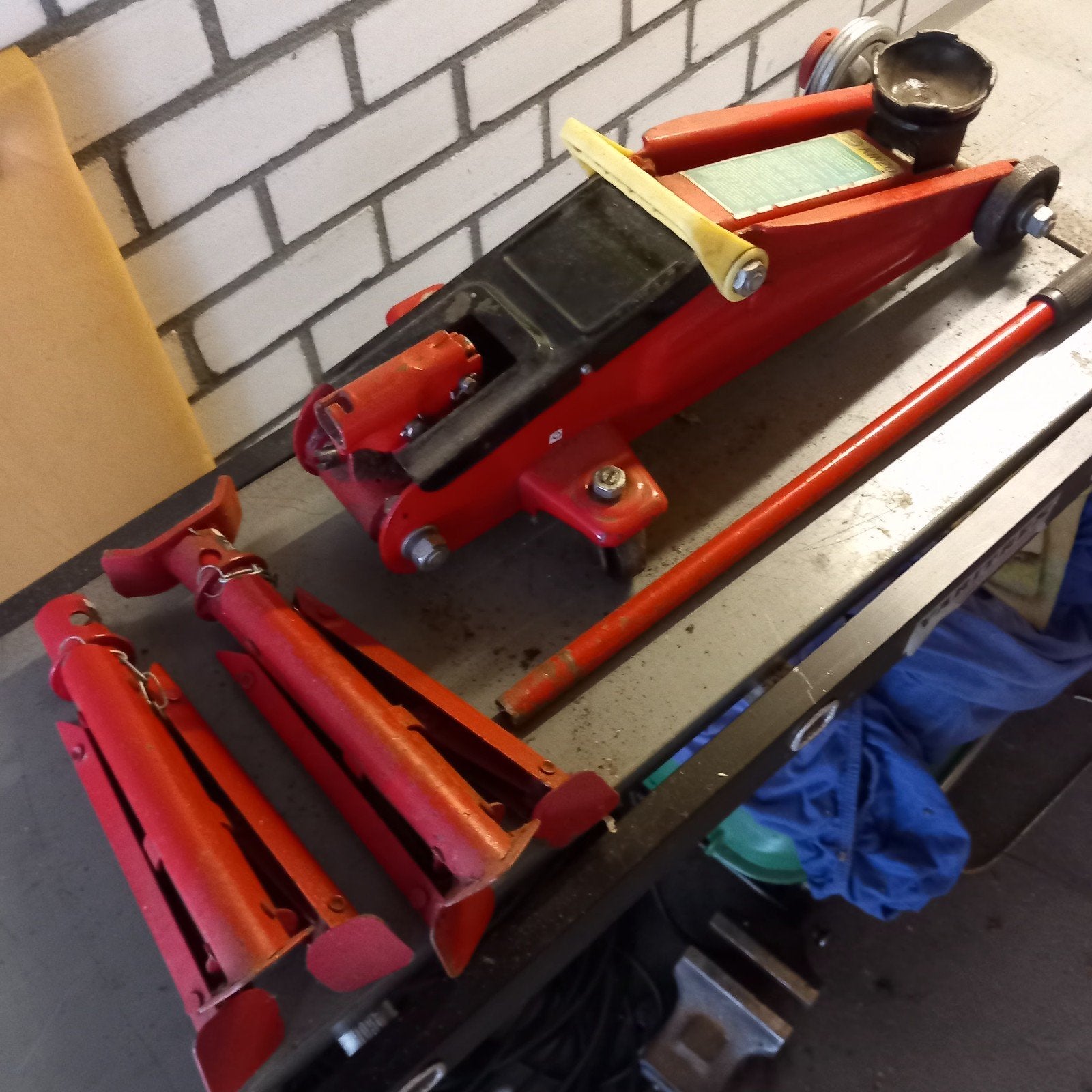 Kinzo hydraulische krik met 2 assteunen, Ophalen