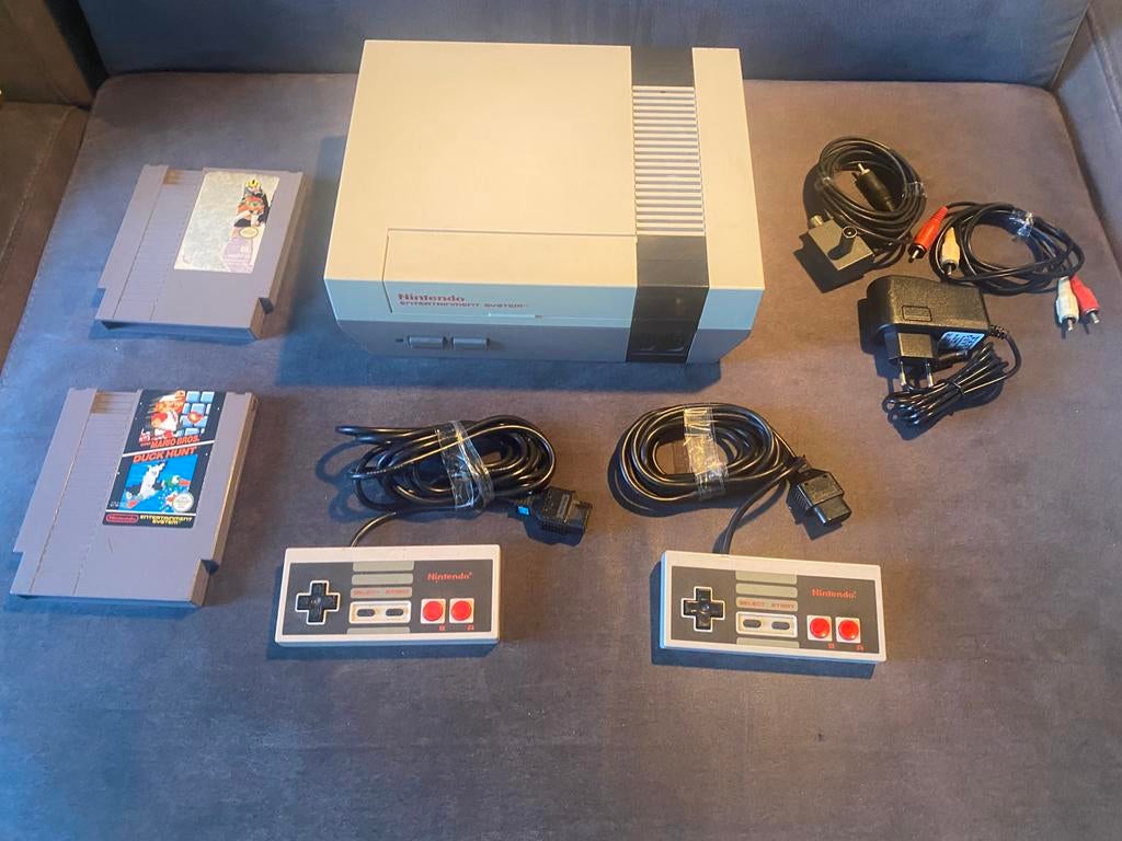 NES met twee controllers + Super Mario Bros. en meer, Spelcomputers en Games, Spelcomputers | Nintendo NES, Ophalen of Verzenden