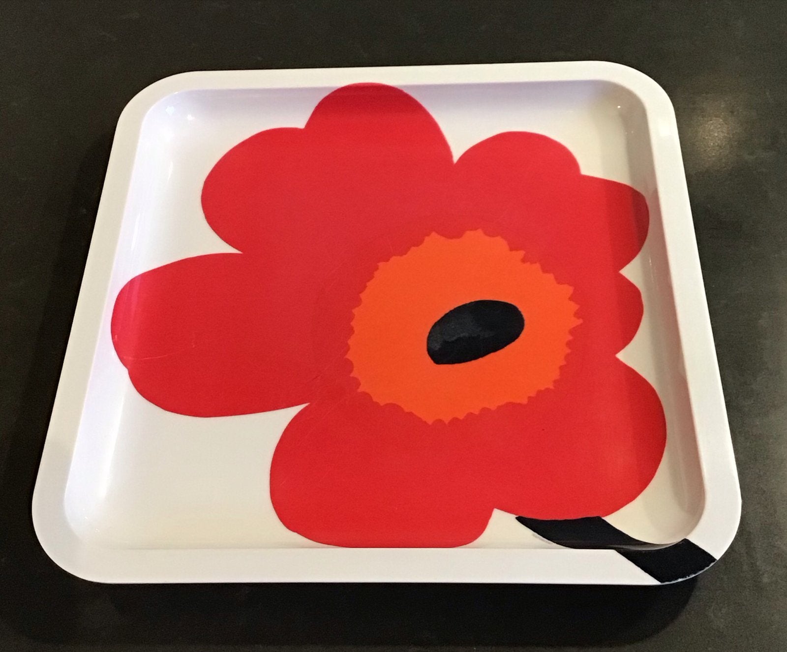 Vintage Marimekko Unikko Dienblad - Rood/Wit- Fins design., Kunststof, Ophalen of Verzenden, Zo goed als nieuw, Modern