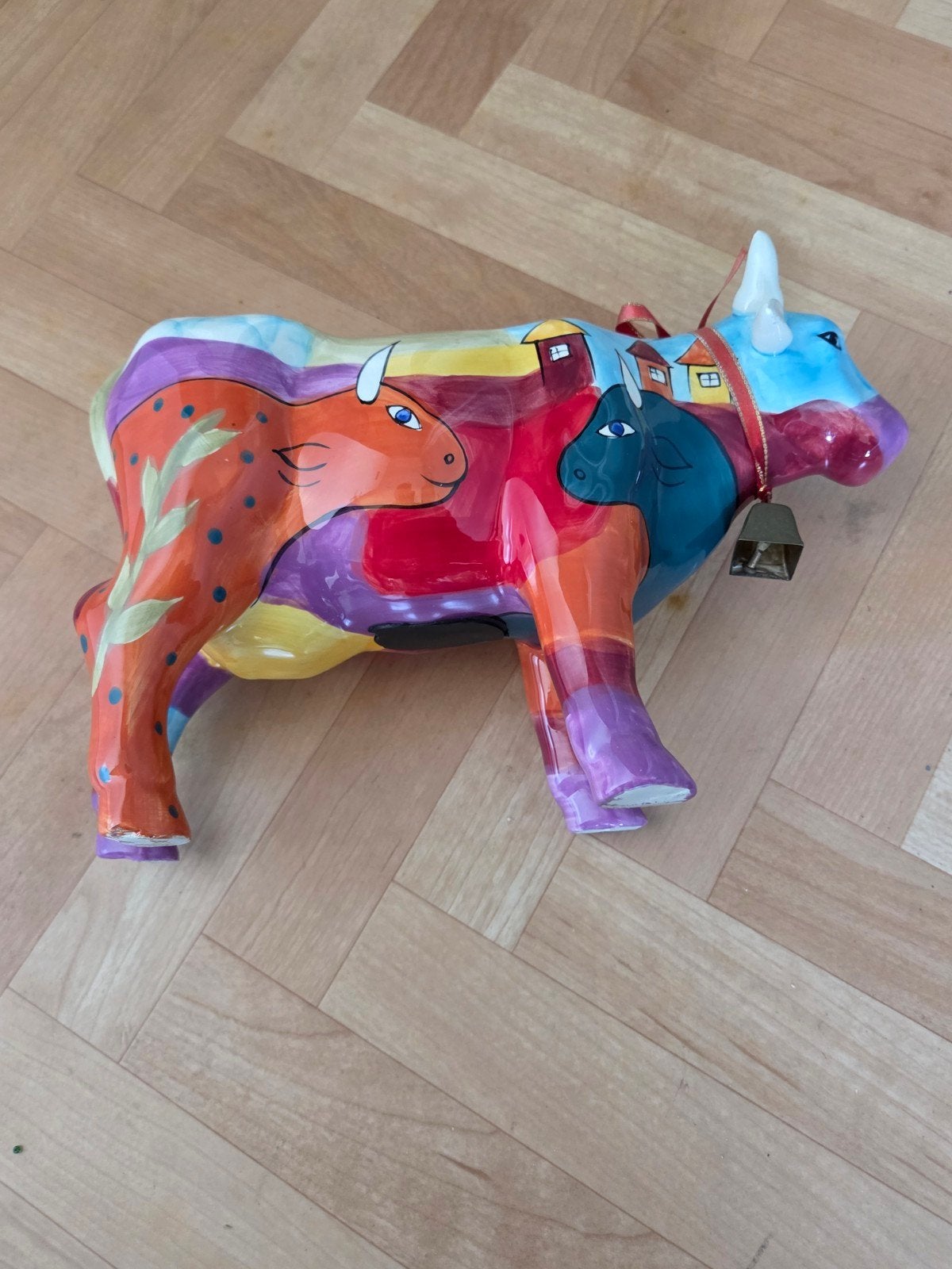 Kleurrijke spaarpot koe met belletje, Ophalen of Verzenden, Gebruikt, Steen, Aardewerk of Keramiek, Dier
