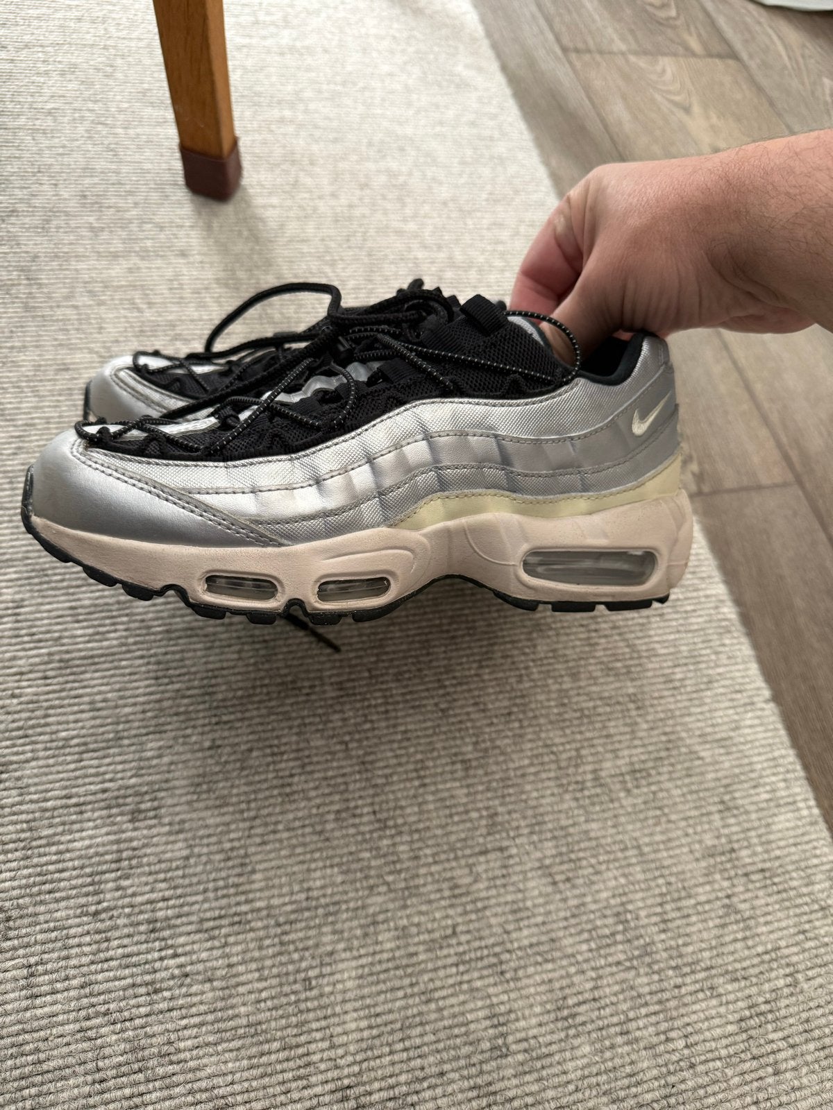 Nike Air Max 95 sneakers - Zilver/Zwart, Kleding | Dames, Schoenen, Ophalen of Verzenden, Gedragen, Overige kleuren, Sneakers of Gympen
