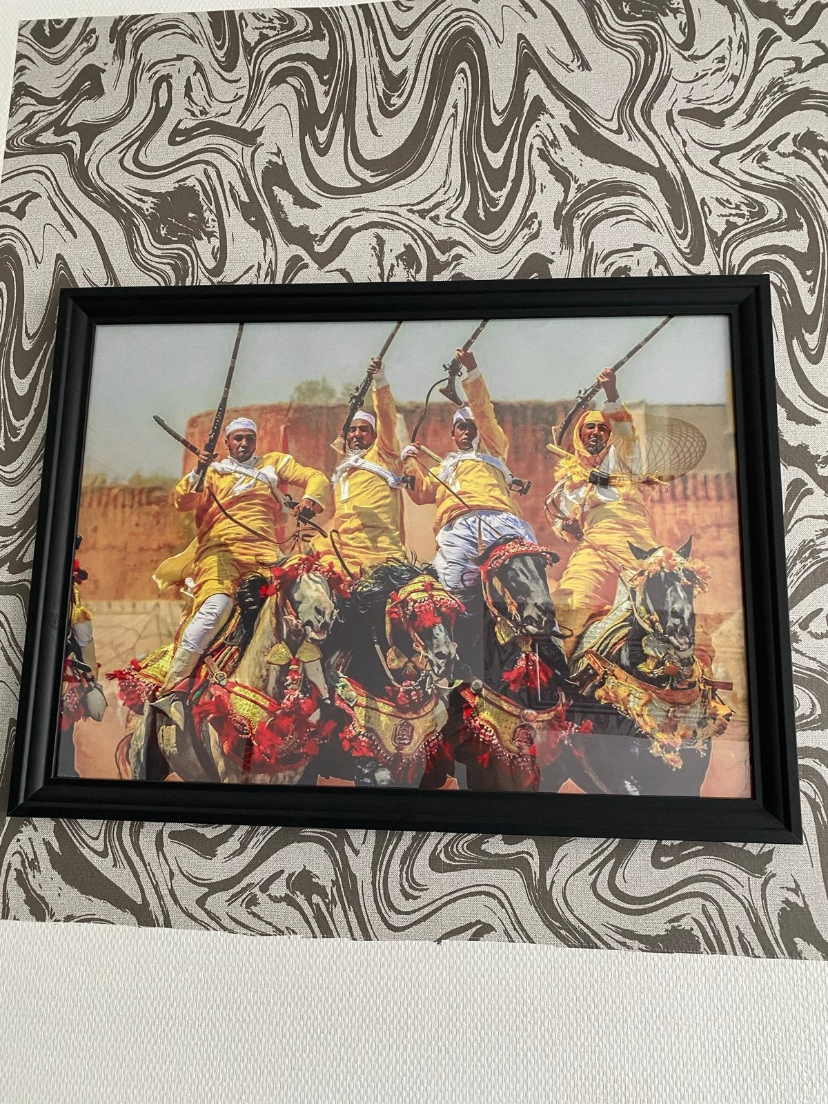 Ingelijste foto van Marokkaanse Fantasia ruiters, Antiek en Kunst, Kunst | Tekeningen en Foto's, Ophalen, Foto, Fotografie, Ingelijst