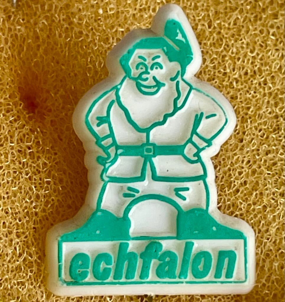 4 kunststof speldjes 'echfalon' kabouter, Verzamelen, Ophalen of Verzenden, Gebruikt, Figuurtje, Speldje of Pin