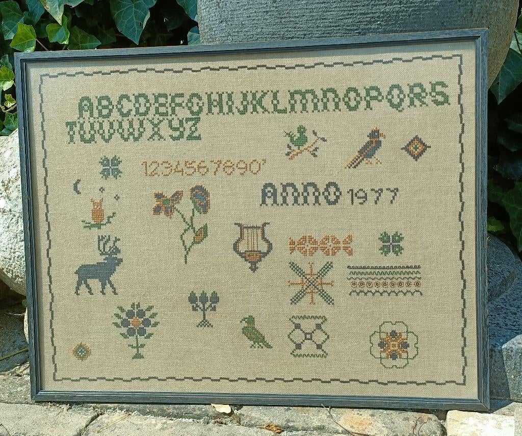 Vintage geborduurde merklap borduurlap sampler 1977 47,5x37, Ophalen of Verzenden, Gebruikt, Handborduren, Overige typen