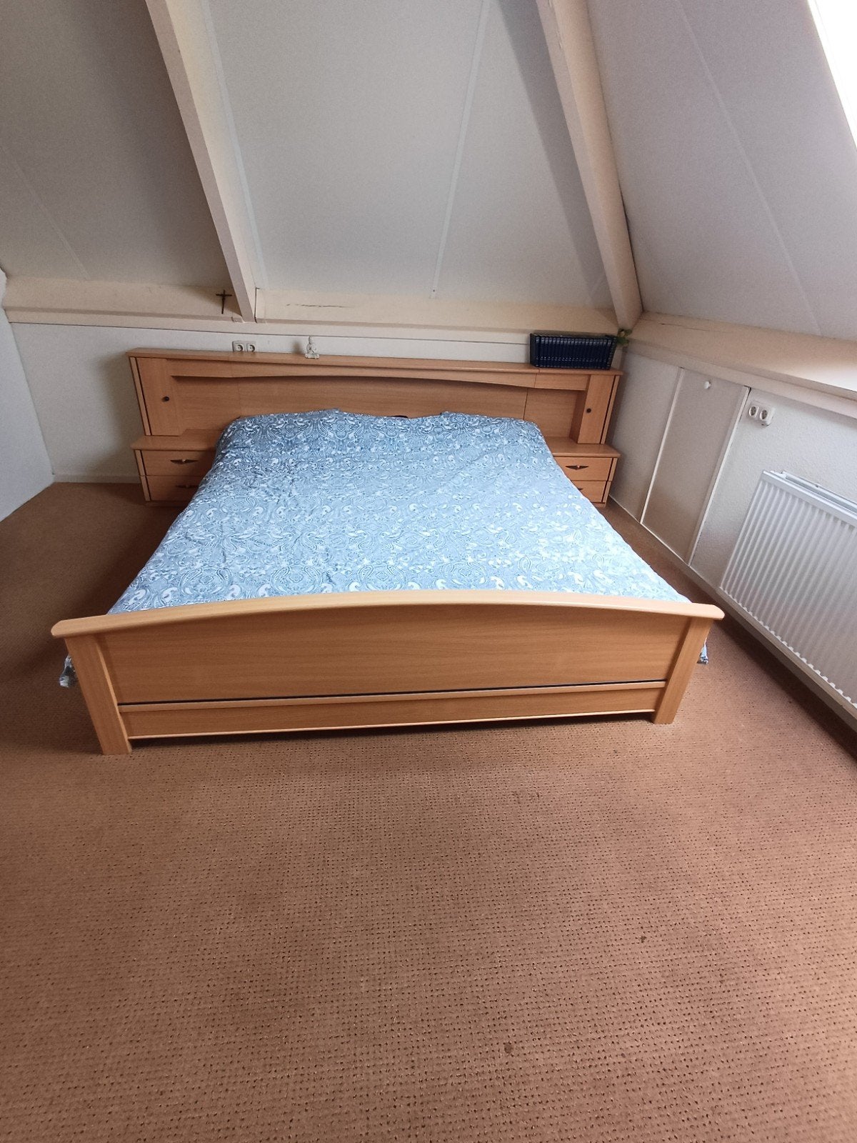 Houten tweepersoonsbed met hoofdbord en nachtkastjes, Bruin, Tweepersoons, Zo goed als nieuw, 200 cm