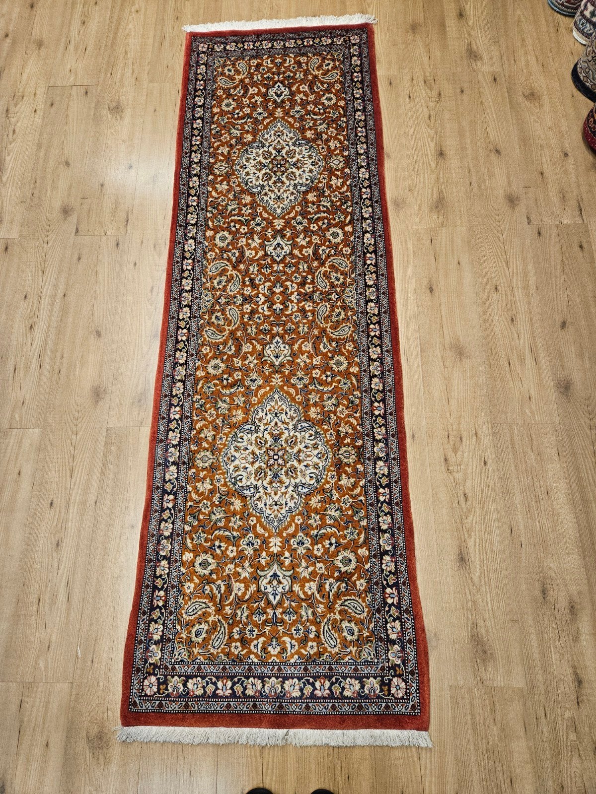 Handgeknoopt perzisch tapijt loper ghom 244x77
N, Info@SlatsAntiek.nl, Perzisch, Vof Slats Antiek, Crème