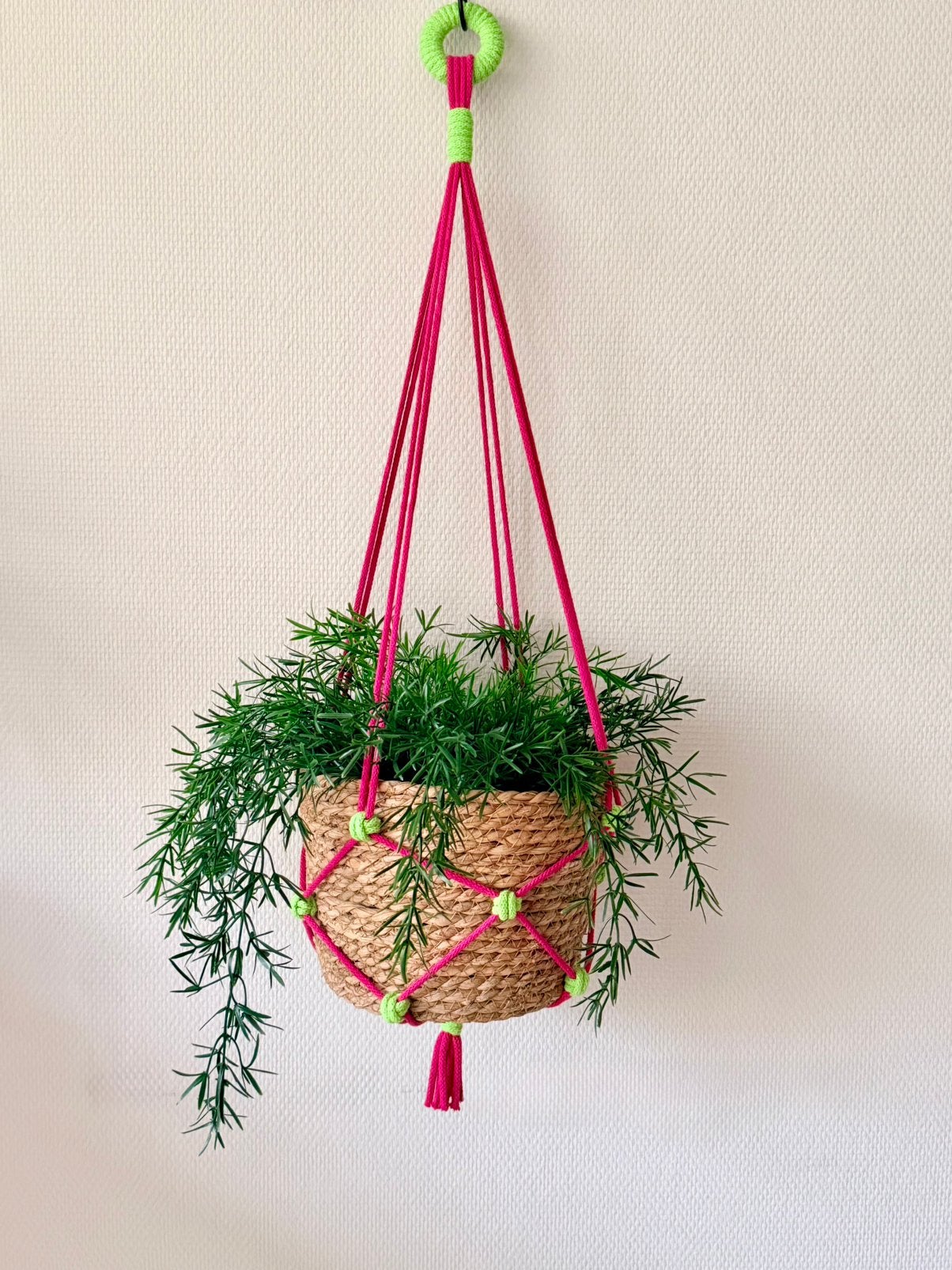 Grote handgemaakte macramé plantenhanger - roze/groen, Textiel, Nieuw, Ophalen of Verzenden, Roze