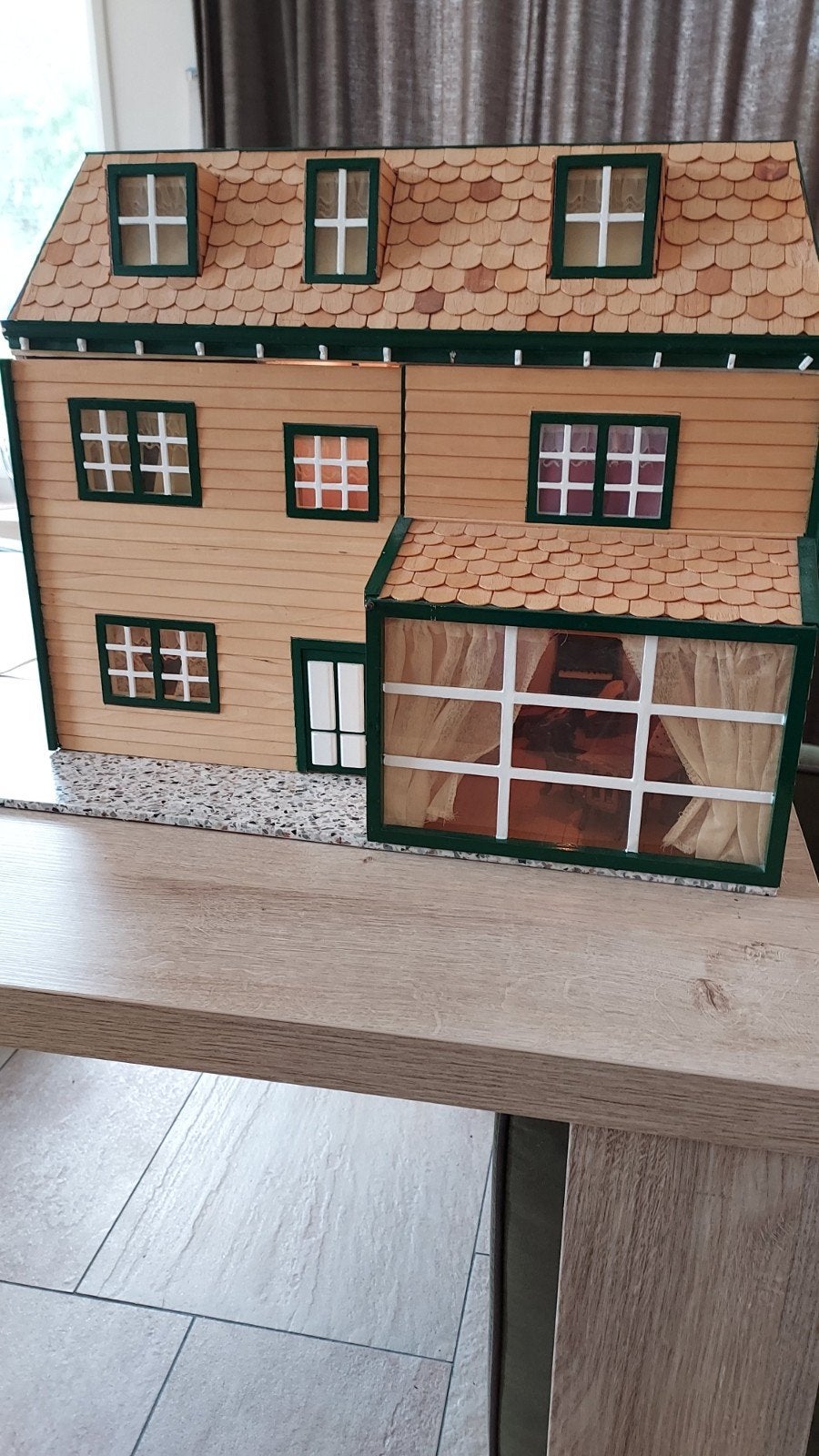 Groot en gedetailleerd poppenhuis met meubels, Verzamelen, Poppenhuizen en Toebehoren, Poppenhuis, Verzenden