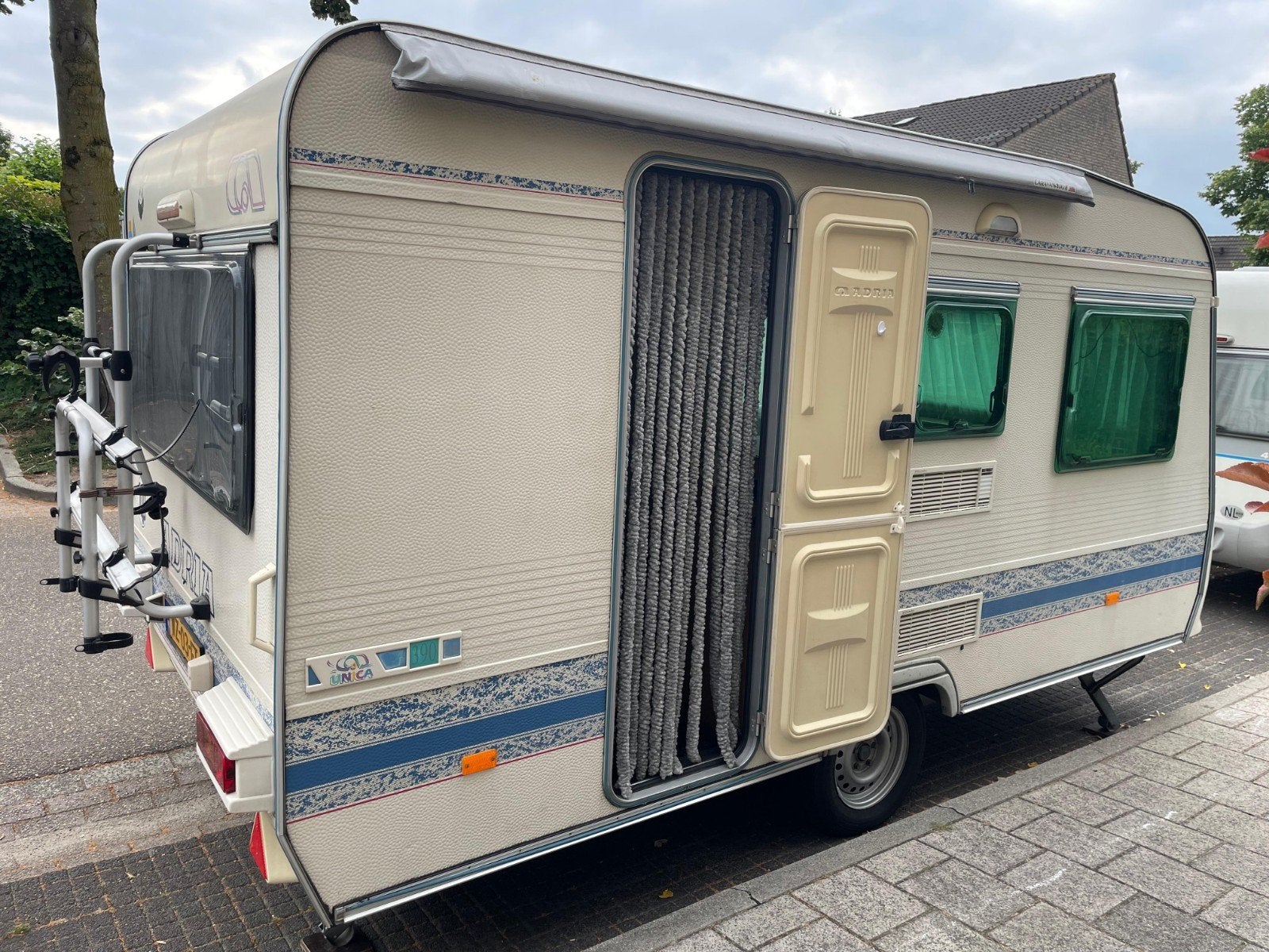 Adria Unica 390 DB 2001 met stapelbed, Luifel, Treinzit, 750 - 1000 kg, Particulier