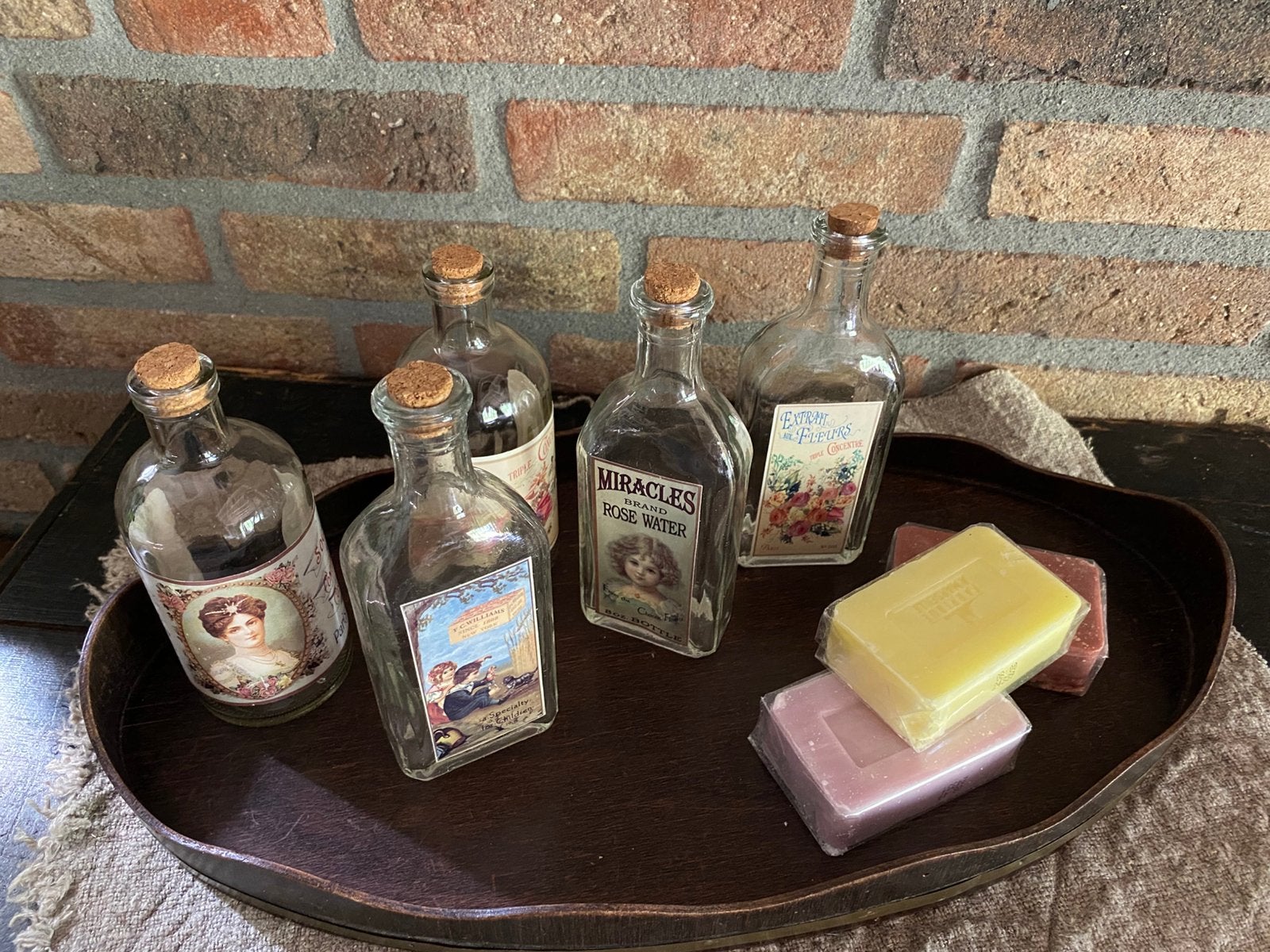 Landelijke set parfum flesjes en zeep/vintage dienblad, Antiek en Kunst, Ophalen of Verzenden