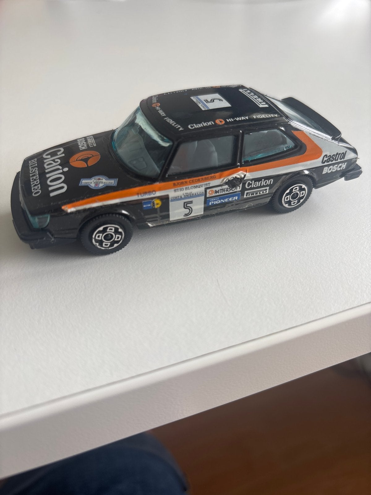 Burago Saab 900 Turbo Rally Stig Blomqvist 1/43, Ophalen of Verzenden, Zo goed als nieuw, Auto, Overige merken