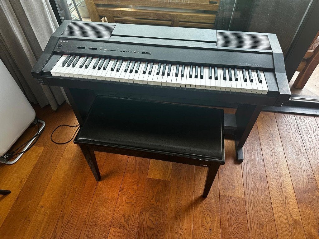 Roland HP 2000 digital piano (incl. Pianobankje), Muziek en Instrumenten, Ophalen, Gebruikt, Zwart, Digitaal