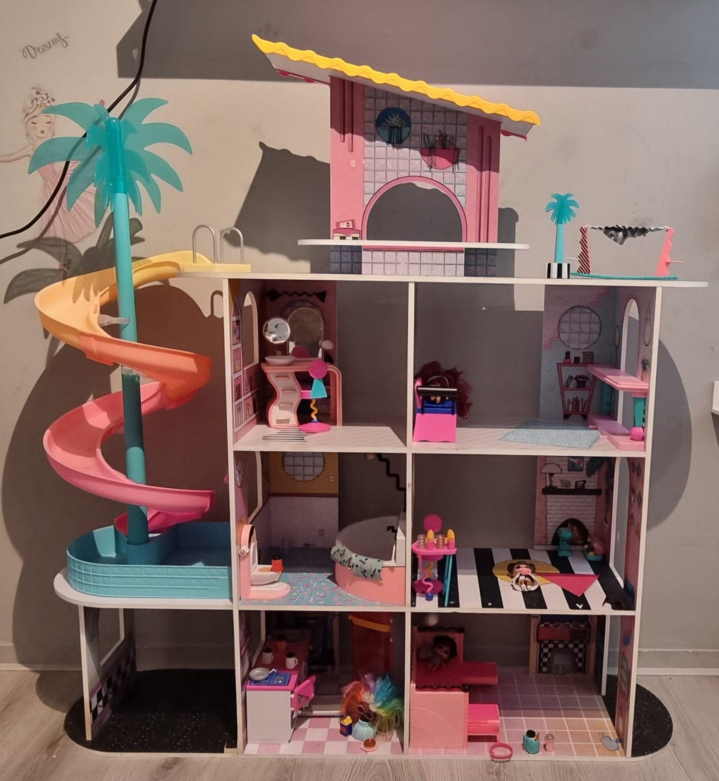 Groot L.O.L. Surprise! Poppenhuis met meubels en glijbaan, Ophalen