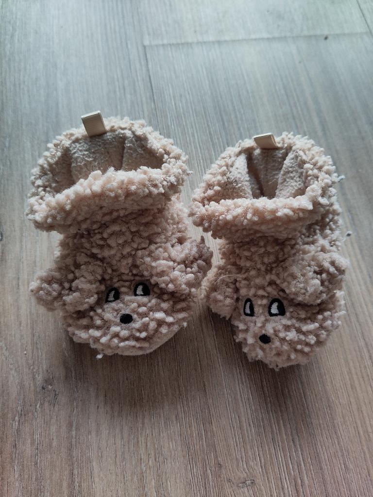 Hema lichtbruine teddy sloffen maat 18-19, Slofjes, Jongetje of Meisje, Ophalen of Verzenden, Zo goed als nieuw