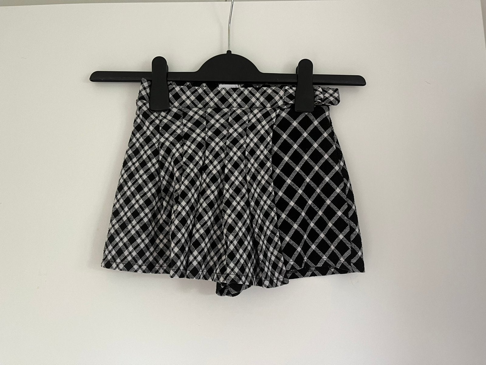 Korte broek / short met zwart-wit ruitpatroon, maat 128 Zara, Ophalen of Verzenden, Zo goed als nieuw, Meisje, Broek