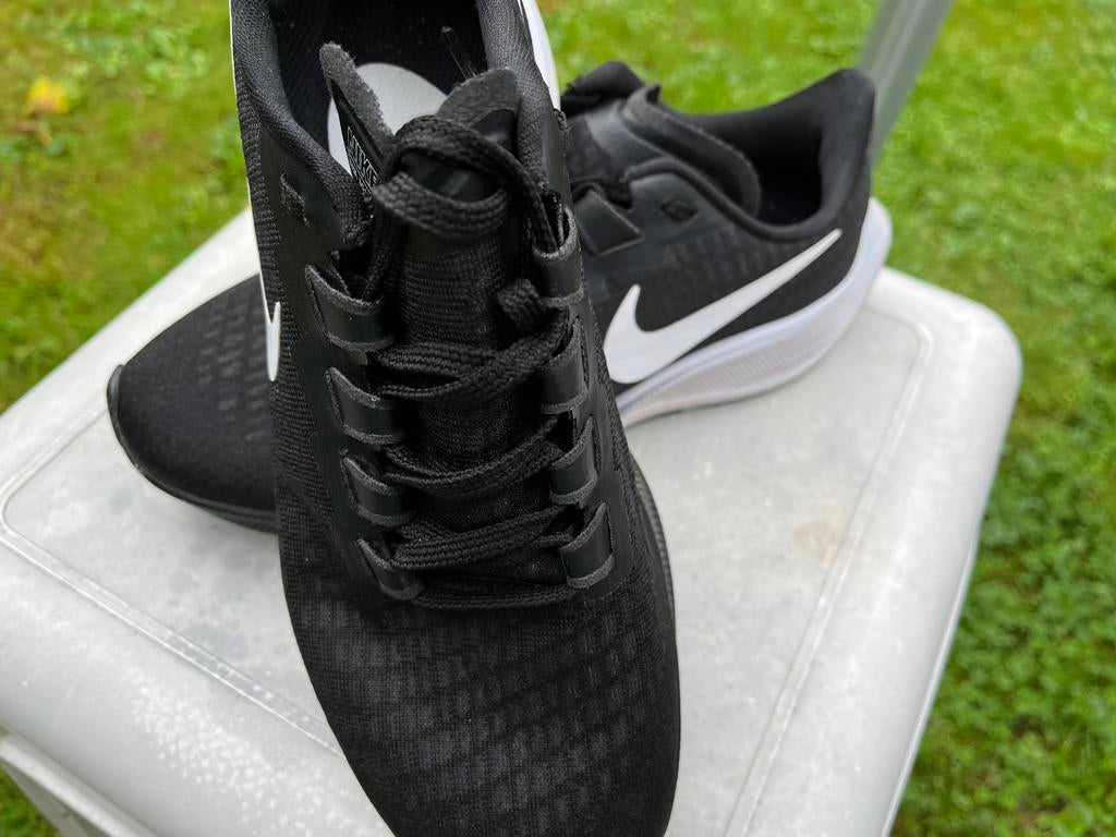 Nike sportschoenen/sneaker mt. 38. Zwart met witte zool., Nike, Overige typen, Ophalen of Verzenden, Zo goed als nieuw