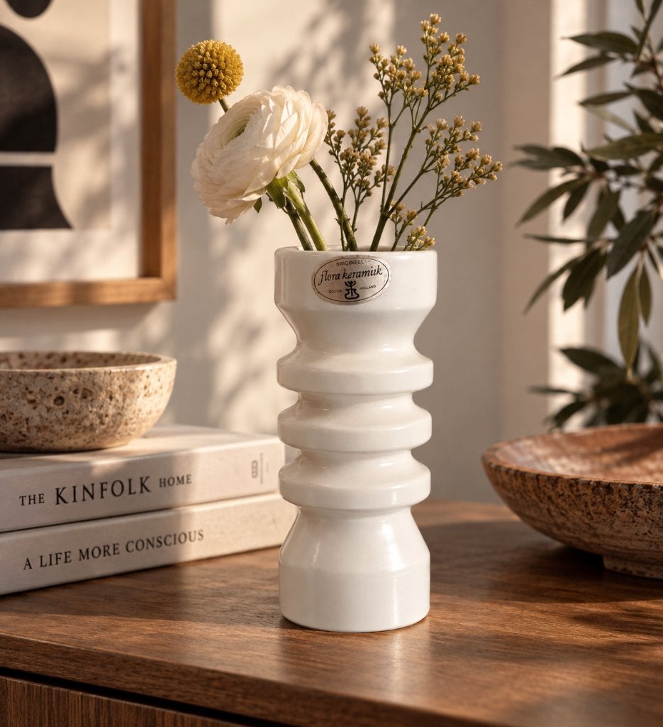 Vintage Flora Gouda witte vaas met ribbelstructuur jaren 60, Gebruikt, Wit, 16 cm, Ophalen of Verzenden
