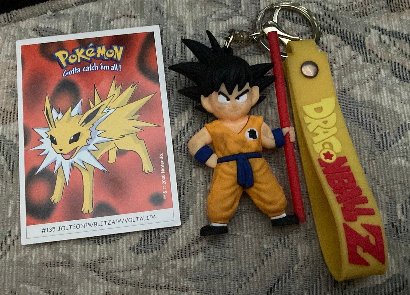Pokémon Joltéon kaart & Dragon Ball Z Goku sleutelhanger, Ophalen of Verzenden, Zo goed als nieuw