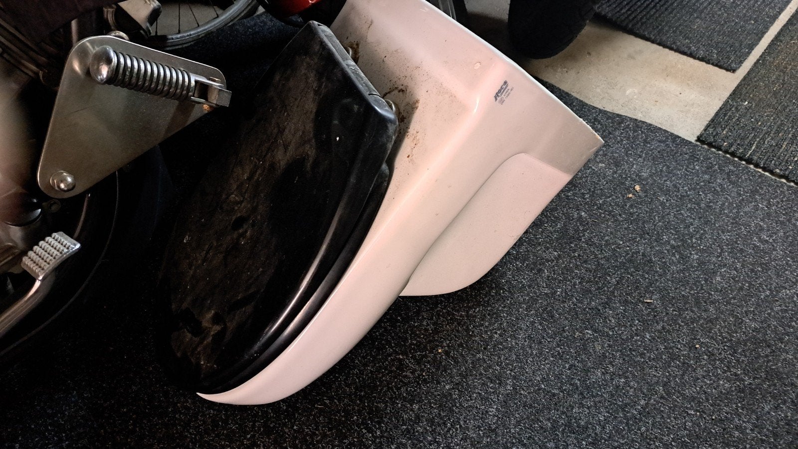 Hangend toilet met zwarte zitting, Ophalen, Gebruikt, Toilet