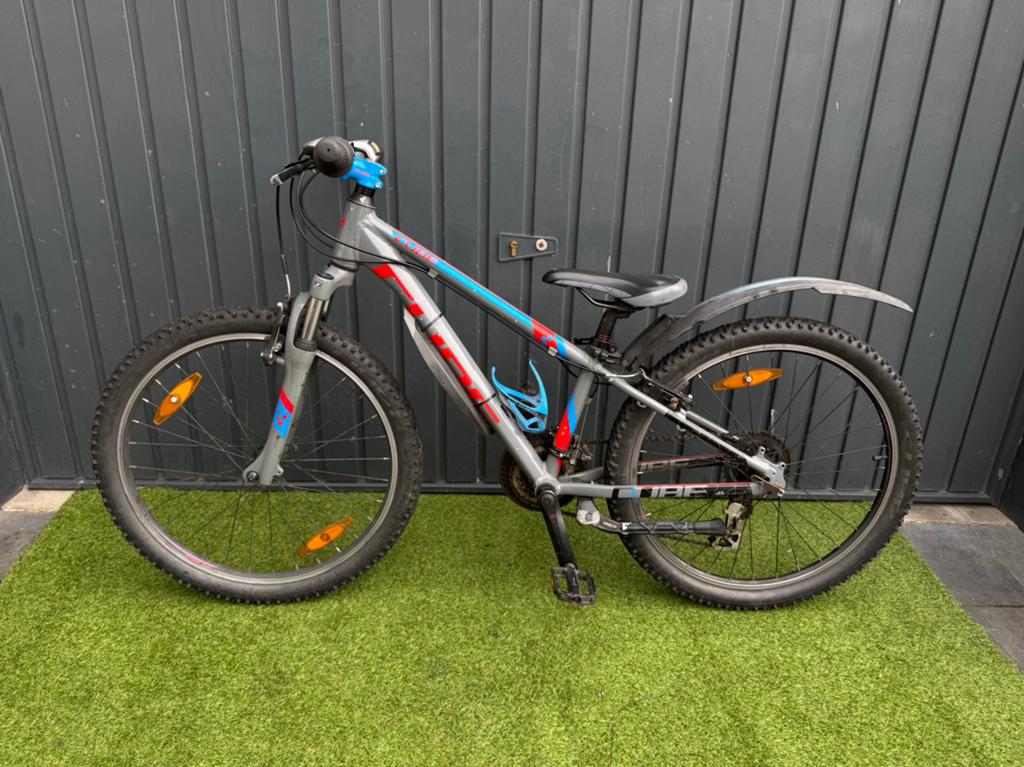 Cube Kid 240 - 24 inch - Kinderfiets MTB Mountainbike 🩶❤️, Fietsen en Brommers, Fietsen | Meisjes, 24 inch, Velgrem, Versnellingen