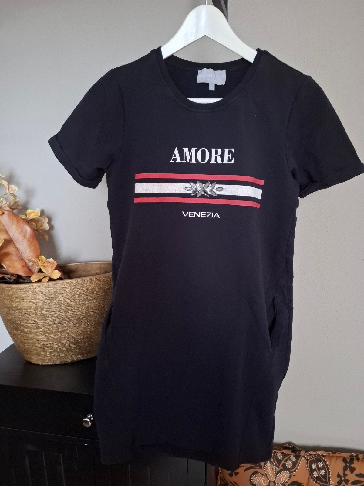 Zwart jurkje met 'AMORE VENEZIA' opdruk, Zwart, Ophalen of Verzenden, Maat 36 (S), Boven de knie