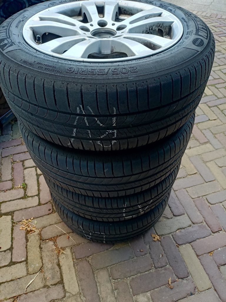 Te koop 4x Mercedes B180 velgen incl. zomer banden., Ophalen