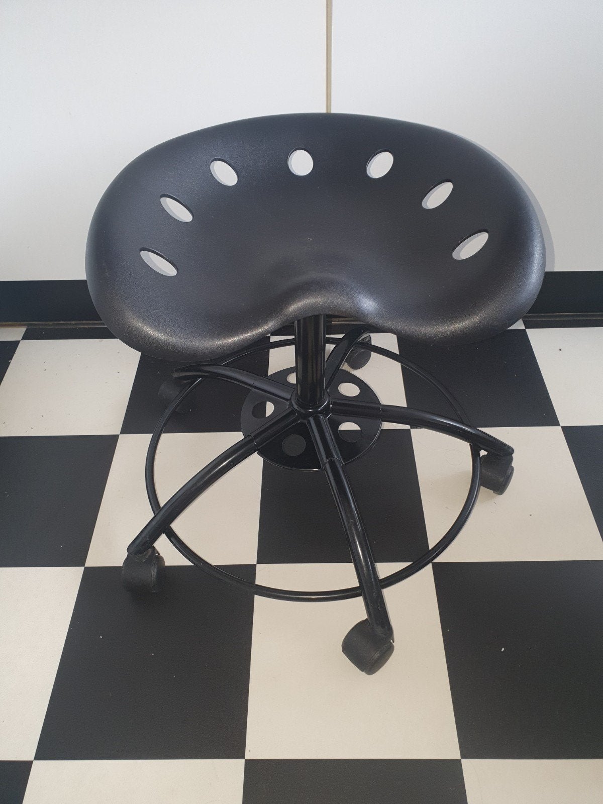 Traktor kruk op wielen ikea zwart vintage, Ophalen, In hoogte verstelbaar, Zo goed als nieuw, Kunststof