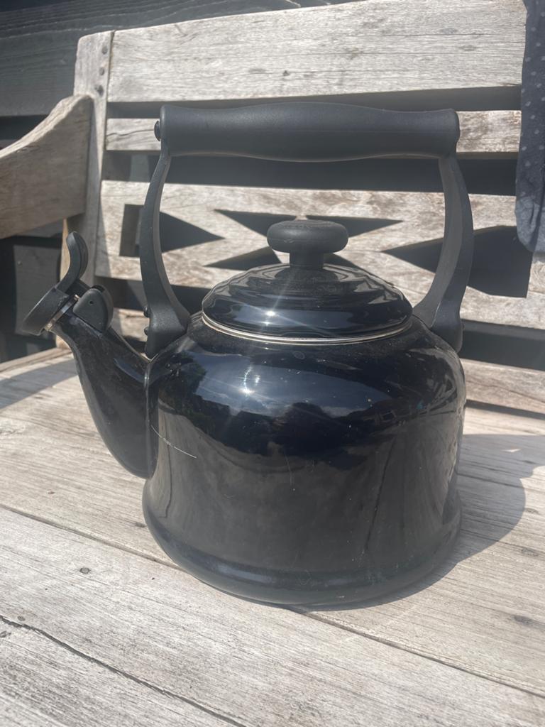 Le Creuset fluitketel - Zwart, nog prima!, Gebruikt, Ophalen of Verzenden, Zwart, Metaal