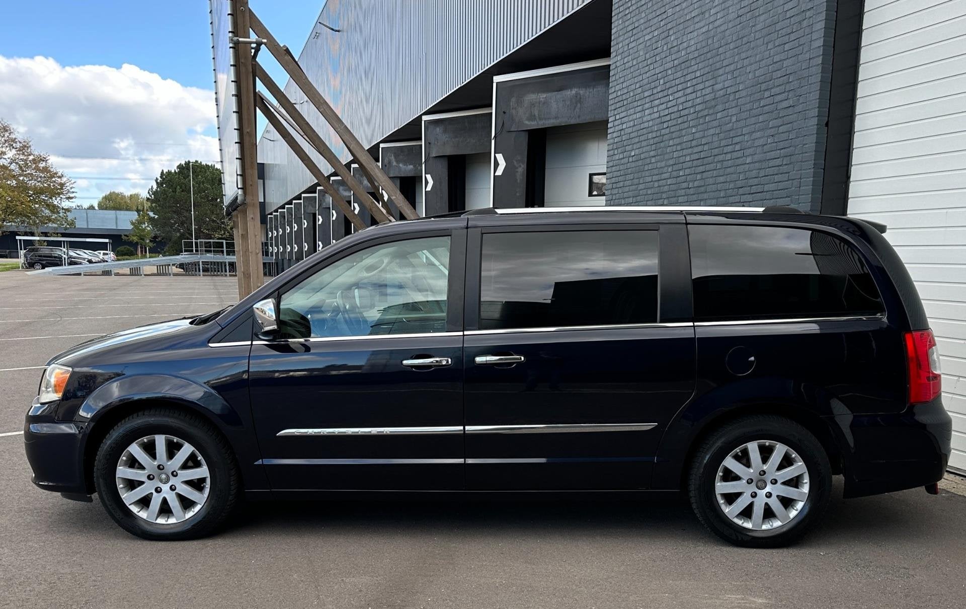 Chrysler Town & Country 3.6 V6 AUTO/ELEKTRISCHEDEUR/VOLLEDER, Auto's, Chrysler, Euro 5, 450 kg, Gebruikt, Blauw