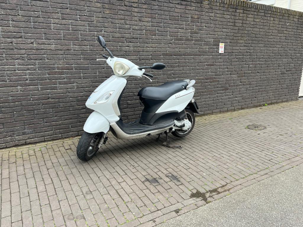 Piaggio Fly 2008, Fietsen en Brommers, Scooters | Piaggio, Zo goed als nieuw, Benzine, Ophalen