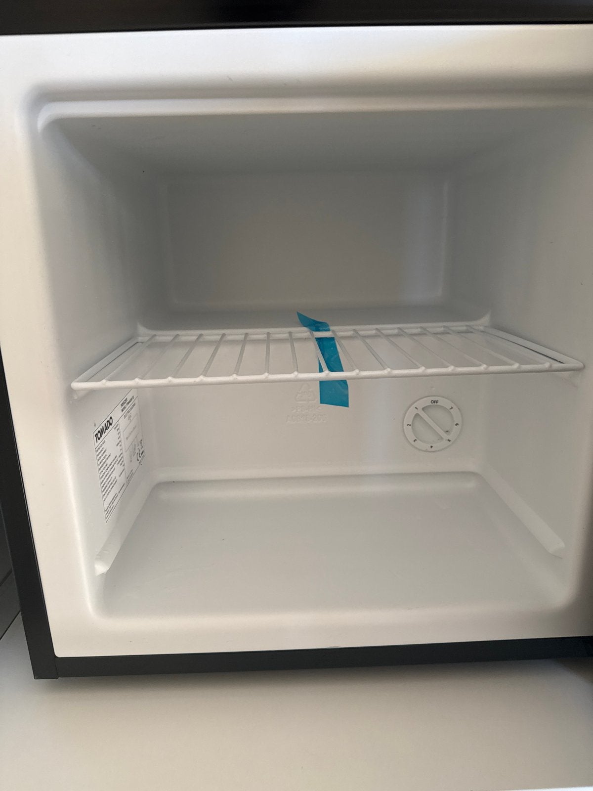 Compacte Tomado Vriezer - Ideaal voor kleine ruimtes, Ophalen, Met vriesvak, Minder dan 45 cm, Minder dan 85 cm
