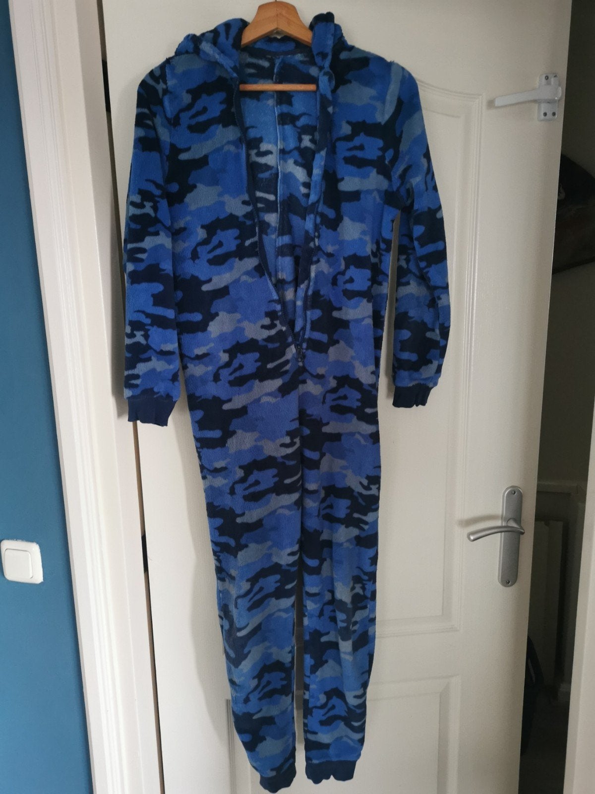 Blauwe camouflage onesie met capuchon maat 164., Ophalen of Verzenden, Gebruikt, Jongen of Meisje
