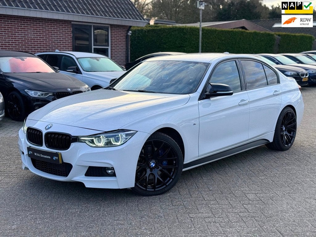 BMW 3-serie 318i M Sport Lci|19 inch|Navigatie|Led|Cruise co, Auto's, BMW, Automaat, Gebruikt, Alcantara, Wit