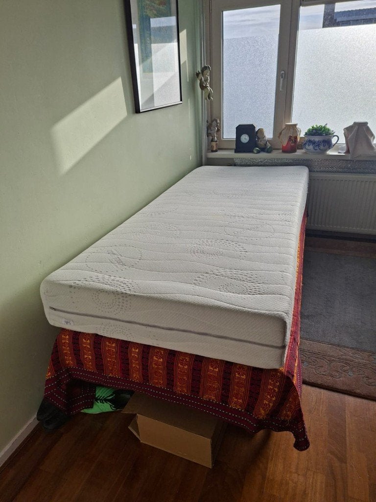 Bed boxspring + matras eenpersoons, Huis en Inrichting, Gebruikt, 90 cm, Eenpersoons, 210 cm