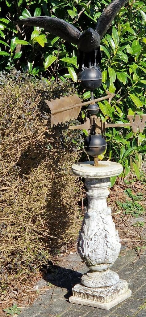 Mooie windwijzer op betonsokkel + metalen vogel (brocante), Ophalen, Gebruikt