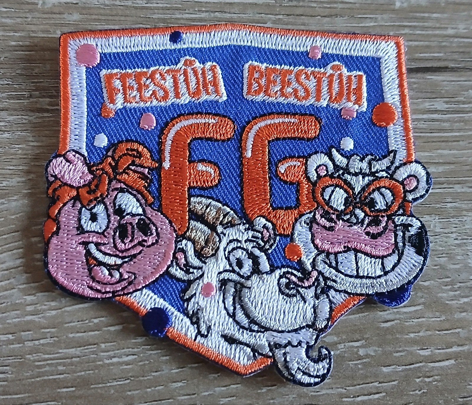 patch feestuh beestuh carnaval strijk embleem, Ophalen of Verzenden, Nieuw, Overige applicaties
